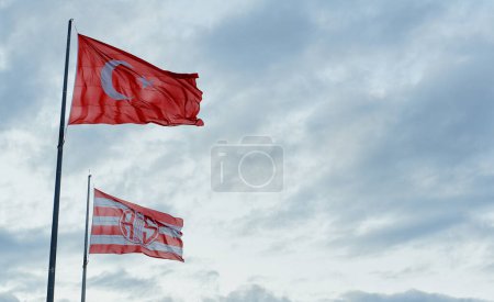 Foto de Bandera nacional de Turquía ondeando contra el cielo nublado. - Imagen libre de derechos