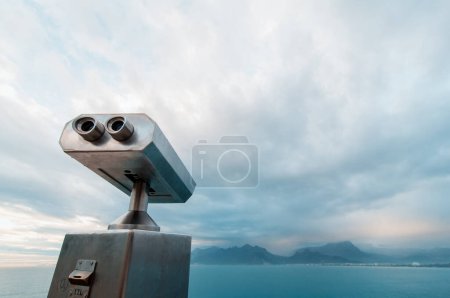 Foto de Visor binocular operado por monedas junto al paseo marítimo de Antalya con vistas a la bahía y la ciudad
. - Imagen libre de derechos