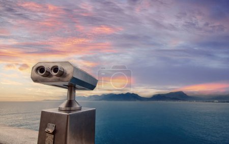 Foto de Visor binocular operado por monedas junto al paseo marítimo de Antalya con vistas a la bahía y la ciudad
. - Imagen libre de derechos