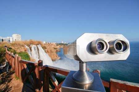 Téléchargez les photos : Coin Opéré spectateur binoculaire à côté de la promenade au bord de l'eau à Antalya donnant sur la cascade de Duden et la ville
. - en image libre de droit