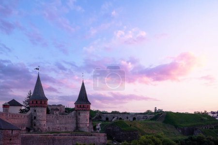 Sightseeing. Schöne Landschaft mit mittelalterlicher Burg und bewölktem Himmel. Kamjanez-Podilskyj, Ukraine.