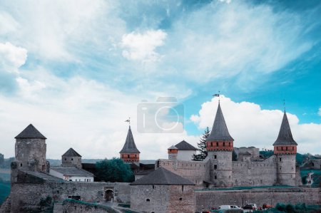 Téléchargez les photos : Visites guidées. Beau paysage avec château médiéval et ciel nuageux. Kamianets-podilskyi, Ukraine. - en image libre de droit