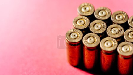 Foto de Cartuchos de pequeño calibre sobre fondo rojo. - Imagen libre de derechos