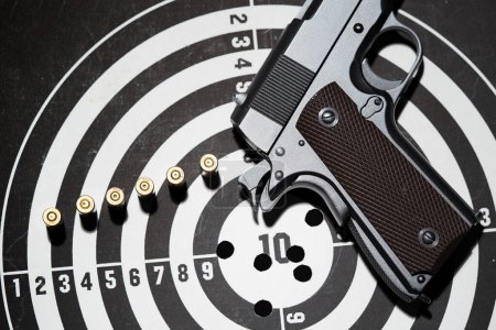 Foto de Pistola y muchas balas disparando objetivos. Entrenamiento para apuntar y precisión de tiro - Imagen libre de derechos