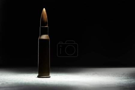 Téléchargez les photos : Cartouche longue balle fusil sur fond noir. Armée ou arme de chasse fusil objet, violence et symbole de danger. - en image libre de droit