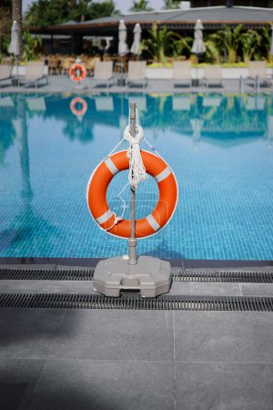 Téléchargez les photos : Cirque de bouées de sécurité près de la piscine. - en image libre de droit