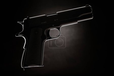 Foto de Pistola Colt 1911 sobre fondo negro. - Imagen libre de derechos
