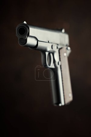 Colt 1911 Pistole auf schwarzem Hintergrund.