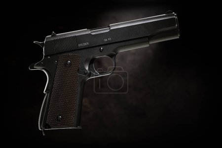 Colt 1911 Pistole auf schwarzem Hintergrund.