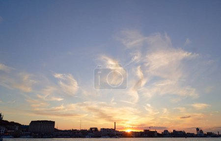 Téléchargez les photos : Vue sur la rivière Dnipro et la ville de Kiev au coucher du soleil, Ukraine. - en image libre de droit