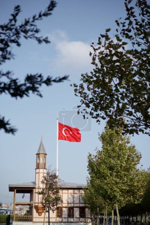Bandera nacional turca y una pequeña mezquita