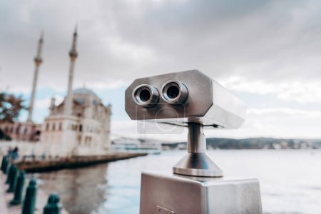 Téléchargez les photos : Coin Opéré spectateur binoculaire à côté de la promenade au bord de l'eau à Istanbul donnant sur la baie et la ville. - en image libre de droit
