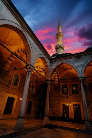 Lumières de la mosquée Eyp Sultan en soirée Istanbul Turquie.