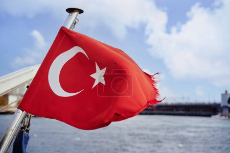 Foto de Bandera nacional turca ondeando contra el Bósforo - Imagen libre de derechos