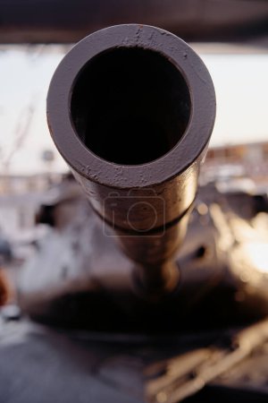 Téléchargez les photos : Canon canon avec trou rond gros plan, arme traditionnelle de garde fort. - en image libre de droit