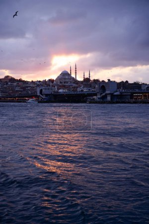 Schöner Sonnenuntergang mit Wolken in der Istanbuler Landschaft Ortakoy Moschee, Bosporus Brücke, Fatih Sultan Mehmet Brücke Istanbul Türkei