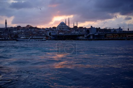 Schöner Sonnenuntergang mit Wolken in der Istanbuler Landschaft Ortakoy Moschee, Bosporus Brücke, Fatih Sultan Mehmet Brücke Istanbul Türkei