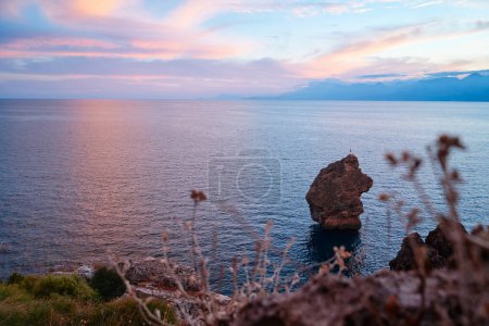 Téléchargez les photos : Falaises maritimes et rochers sur la côte d'Antalya. Beau paysage de coucher de soleil. - en image libre de droit