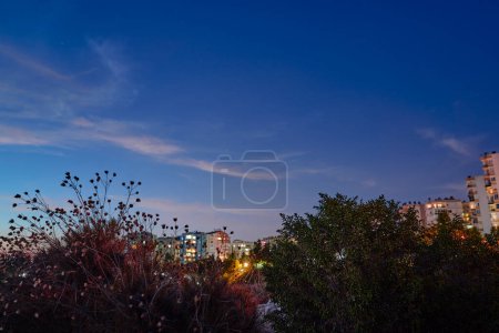Téléchargez les photos : Crépuscule et ciel aube au-dessus de la ville. - en image libre de droit