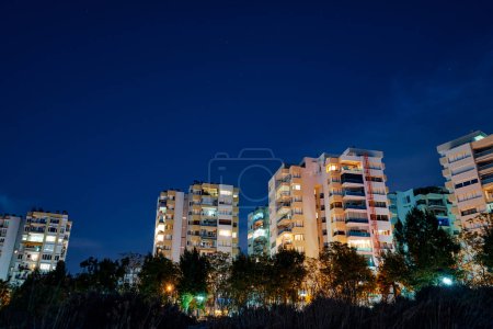 Téléchargez les photos : Beau paysage nocturne avec ville. Antalya, Turquie. - en image libre de droit