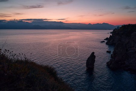 Téléchargez les photos : Paysage crépusculaire et aurore. Belle baie de mer d'Antalya à l'heure du soir. - en image libre de droit