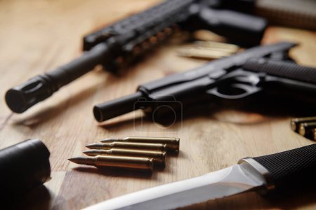 Foto de Armas y equipo militar para el ejército, rifle de asalto, pistola y cuchillo sobre fondo de madera. - Imagen libre de derechos