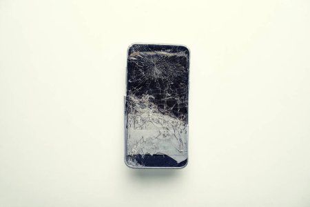 Téléchargez les photos : Smartphone mobile avec écran cassé sur fond blanc
. - en image libre de droit