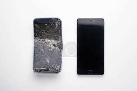 Téléchargez les photos : Smartphone mobile avec écran cassé sur fond blanc. Concept de réparation. - en image libre de droit