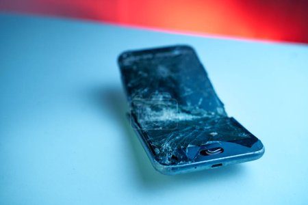 Téléchargez les photos : Smartphone mobile avec écran cassé sur table blanche
. - en image libre de droit