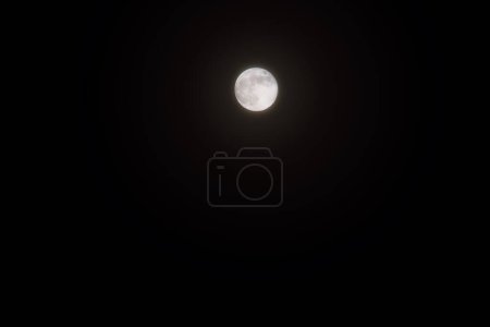 Foto de Mroon en el cielo nocturno, Gran super luna en el cielo durante la noche oscura. - Imagen libre de derechos