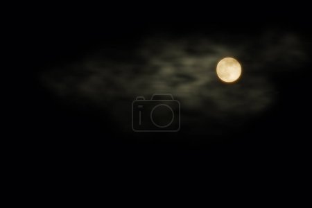 Téléchargez les photos : Mroon dans le ciel nocturne, Grande super lune dans le ciel pendant la nuit noire. - en image libre de droit