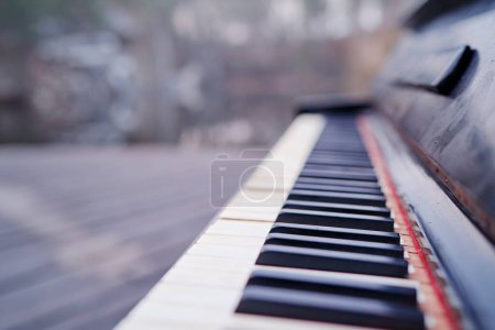 Téléchargez les photos : Gros plan sur les touches de piano vintage. - en image libre de droit