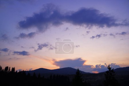 Téléchargez les photos : Beau paysage de montagnes avec ciel couchant. Carpates, Ukraine. - en image libre de droit