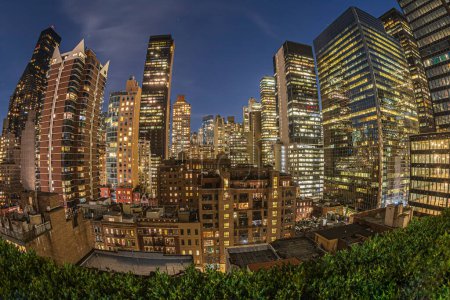 Téléchargez les photos : NEW YORK, USA - 10 MARS 2020 : Vue de nuit des gratte-ciel de Midtown Manhattan depuis le toit d'un immeuble
. - en image libre de droit
