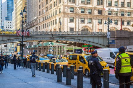 Téléchargez les photos : NEW YORK, MANHATTAN, États-Unis - 7 MARS 2020 : Scène devant le Grand Central Terminal où se croisent Park Avenue et la 42nd Street, avec les gratte-ciel et le pont environnants, Pershing Square. - en image libre de droit