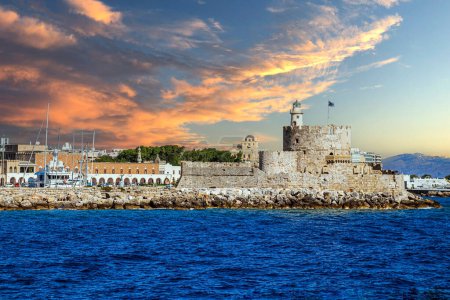 Téléchargez les photos : Panoramic view of the medieval town of Rhodes and its harbour from the sea, with his famous historic landmarks:Saint Nicholas Fortress, Governors Palace. UNESCO World Heritage Site. - en image libre de droit
