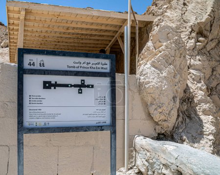 Foto de Luxor, Egipto-24 de abril de 2022: Tablero de información con la estructura de la Tumba del Príncipe Kha Em Wast ubicada en la antigua necrópolis del Valle de las Reinas, donde fueron enterradas las esposas de los faraones 1550-1070 AEC - Imagen libre de derechos