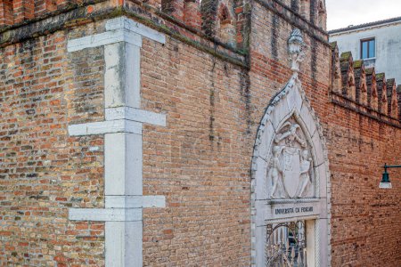 Téléchargez les photos : Vue depuis le Ponte de Ca Foscari jusqu'à l'entrée de l'Université Ca Foscari. Université publique de 1868 à Venise, Italie, logée dans le palais gothique vénitien de Ca 'Foscari. - en image libre de droit