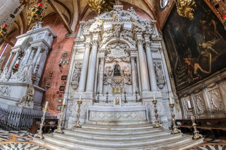 Foto de VENECIA, ITALIA - 18 DE MARZO DE 2023: Basílica de Santa Maria Gloriosa dei Frari, la iglesia más grande de la ciudad, con el interior notable por su obra de arte. Fue construido 1338-1440 en estilo gótico veneciano. - Imagen libre de derechos