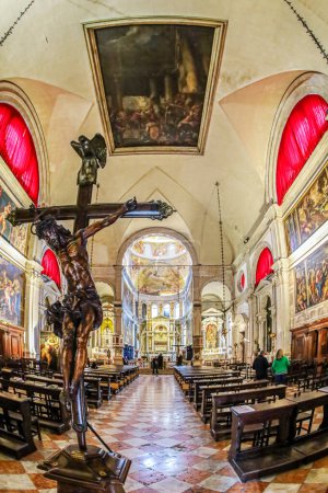 Foto de VENECIA, ITALIA - 18 DE MARZO DE 2023: Interior de la Iglesia medieval de San Rocco, una iglesia católica dedicada a San Roque. Construido 1489-1508 por Bartolomeo Bon. Contiene pinturas de Tintoretto. - Imagen libre de derechos
