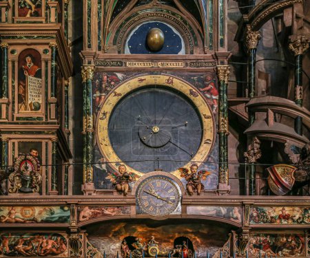 Foto de STRASBOURG, FRANCIA - 3 DE MAYO DE 2023: Detalle del famoso reloj astronómico dentro de la Catedral de Nuestra Señora de Estrasburgo que data de la primera posesión francesa de la ciudad 1681-1870. - Imagen libre de derechos
