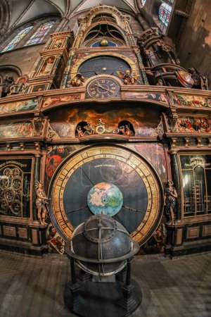 Foto de STRASBOURG, FRANCIA - 3 DE MAYO DE 2023: Detalle del famoso reloj astronómico dentro de la Catedral de Nuestra Señora de Estrasburgo que data de la primera posesión francesa de la ciudad 1681-1870. - Imagen libre de derechos