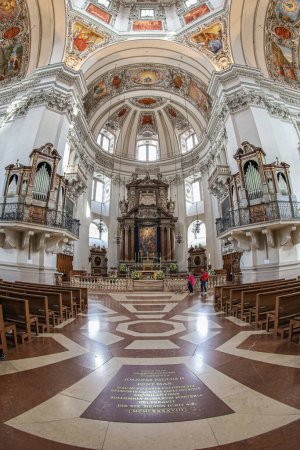 Foto de SALZBURG, AUSTRIA - 27 DE ABRIL DE 2023: Interior de la catedral medieval de Salzburgo, la catedral barroca del siglo XVII dedicada a San Ruperto y San Vergilio. Fundada en 774, reconstruida en 1181. - Imagen libre de derechos