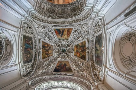 Foto de SALZBURG, AUSTRIA - 27 DE ABRIL DE 2023: Interior de la catedral medieval de Salzburgo, la catedral barroca del siglo XVII dedicada a San Ruperto y San Vergilio. Fundada en 774, reconstruida en 1181. - Imagen libre de derechos