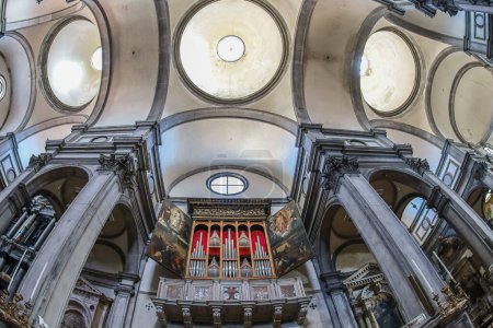 Photo for VENICE, ITALY - MARCH 16, 2023: Interior view of the Chiesa di San Salvatore on the Campo San Salvador. Was begun in 1508 and the facade was added in 1663. First consecrated by Pope Alexander III. - Royalty Free Image
