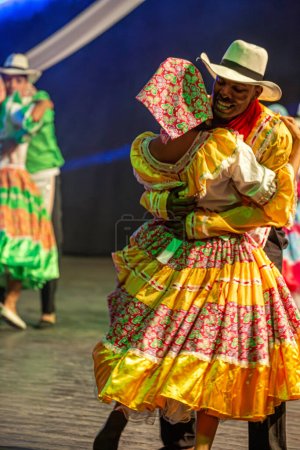 Téléchargez les photos : TIMISOARA, ROUMANIE - 7 JUILLET 2016 : Jeunes danseurs colombiens en costume traditionnel présents au festival folklorique international, Festival international des cœurs, organisé par la mairie de Timisoara - en image libre de droit