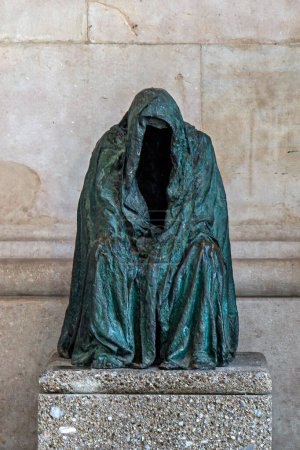 Téléchargez les photos : SALZBURG, AUTRICHE - 27 AVRIL 2023 : Sculpture en bronze d'Anna Chromy intitulée Die Pieta (Coat of Peace), 1999, située près de la Kapitelplatz, arche sud de la cathédrale de Salzbourg, dans la vieille ville. - en image libre de droit