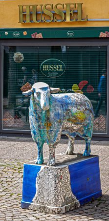 Photo for Heidenheim an der Brenz, Baden-Wurttemberg, Germany-May 7, 2023: The sheep statue on Hauptstrae, made in colorful mosaic, Trencadi Gaudi style. The city was a Roman military fortress in Domitian age - Royalty Free Image