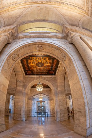Téléchargez les photos : NEW YORK, États-Unis-7 MARS 2020 : Vue de l'intérieur de la bibliothèque publique.Avec 53 millions d'articles et 92 emplacements est la deuxième plus grande bibliothèque publique aux États-Unis et la troisième plus grande au monde. - en image libre de droit