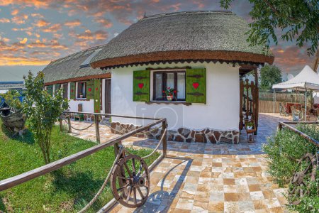 Casa campesina con hermosas decoraciones típicas de la etnia lipova en Rumania. Murighiol, Delta del Danubio.